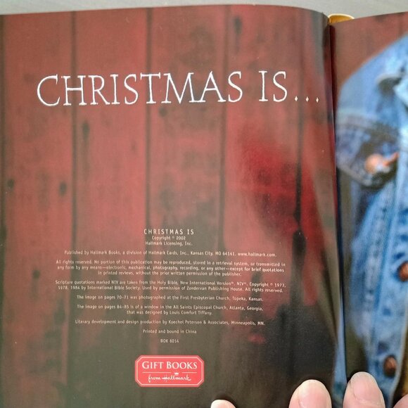 🎄🎁🎅 BN HALLMARK GIFT BOOK CALLED "CHRISTMAS IS....." - Picture 5 of 7